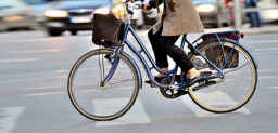 Frau auf Fahrrad