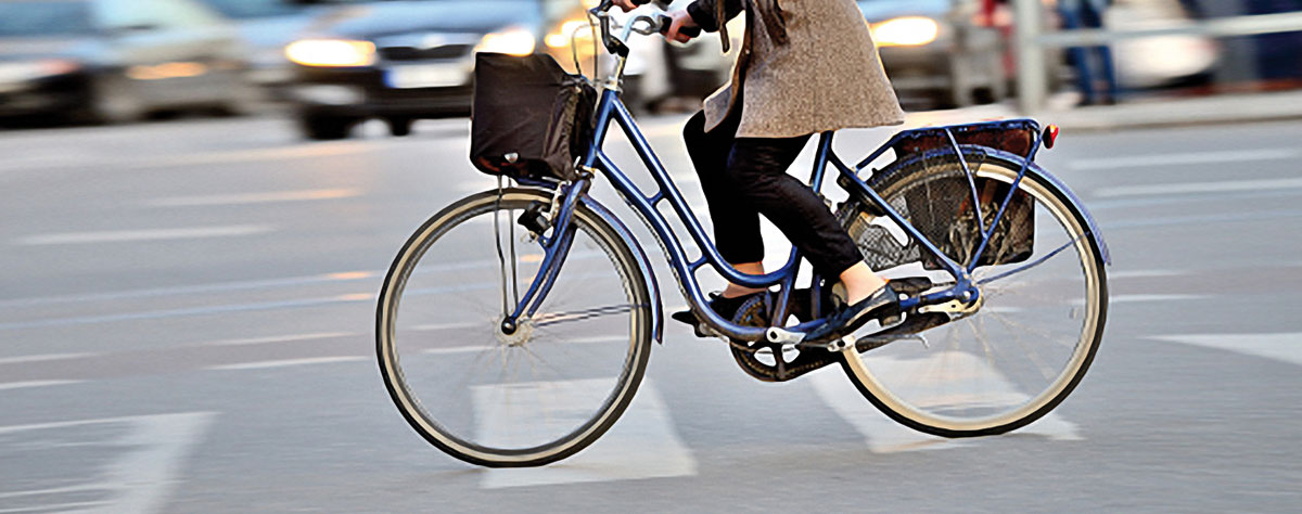 Frau auf Fahrrad