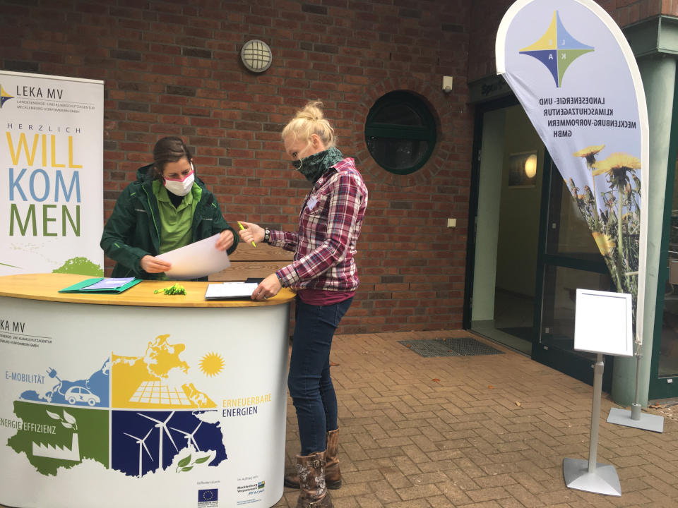 Teilnehmer vor Gemeindehaus Wöbbelin melden sich an.