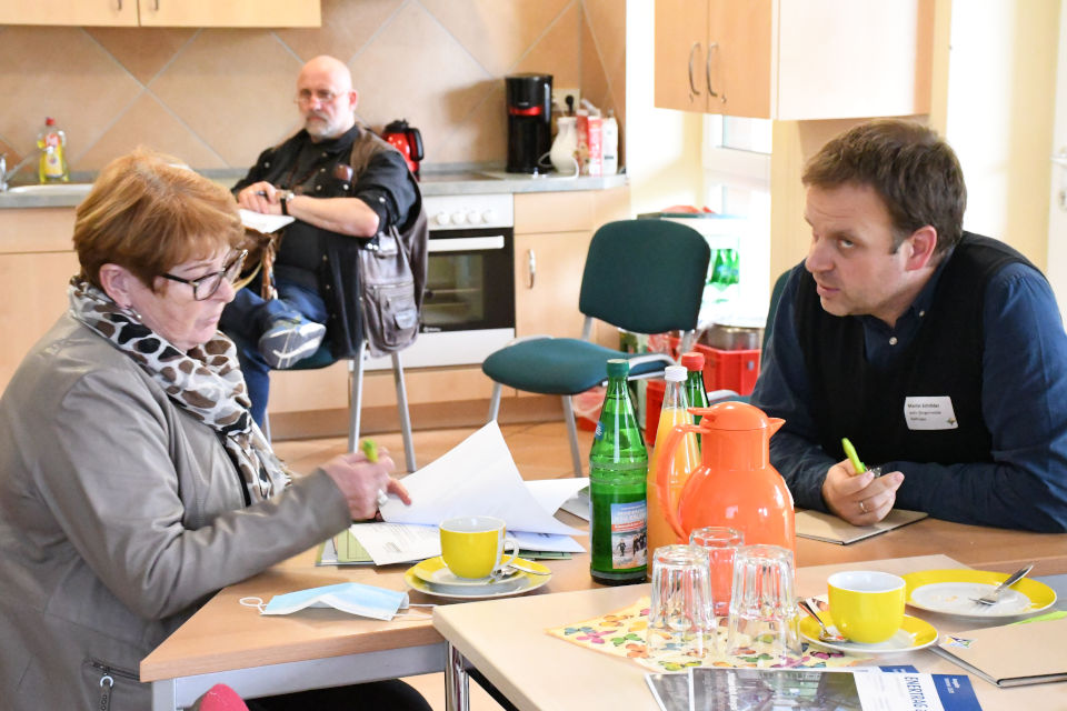 Teilnehmer diskutieren im Gemeindehaus Wöbbelin