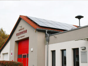 Gemeindehaus mit Feuerwehr und Fotovoltaik