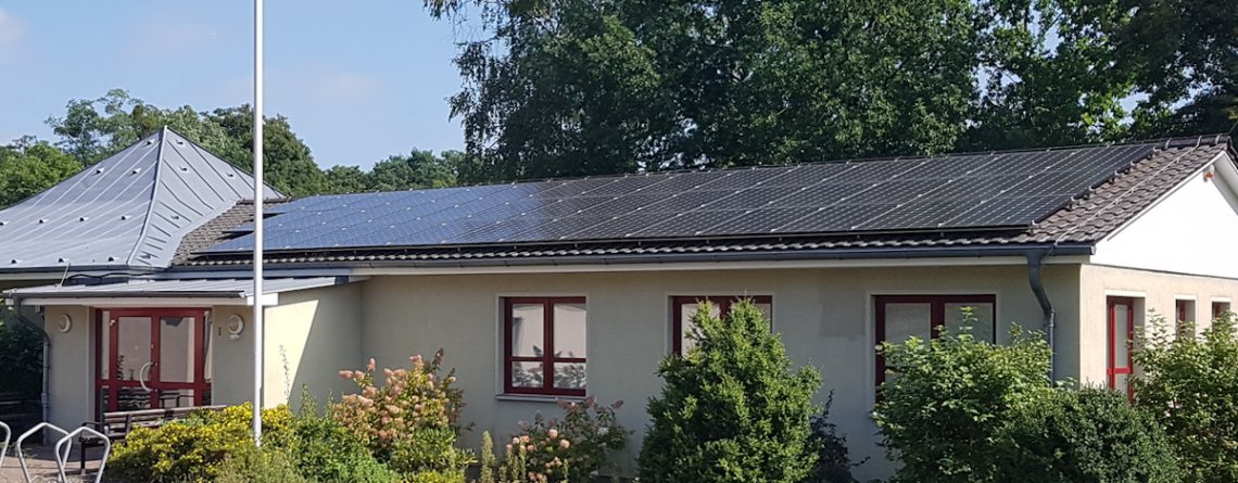 Userin MSE Dach-Photovoltaik auf dem gmeindehaus FeuerwehrFoto_BM_Malonek fuer LEKAMV Blog und Film2022