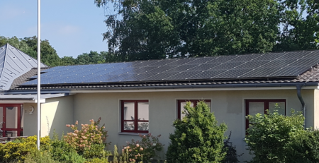 Userin MSE Dach-Photovoltaik auf dem gmeindehaus FeuerwehrFoto_BM_Malonek fuer LEKAMV Blog und Film2022