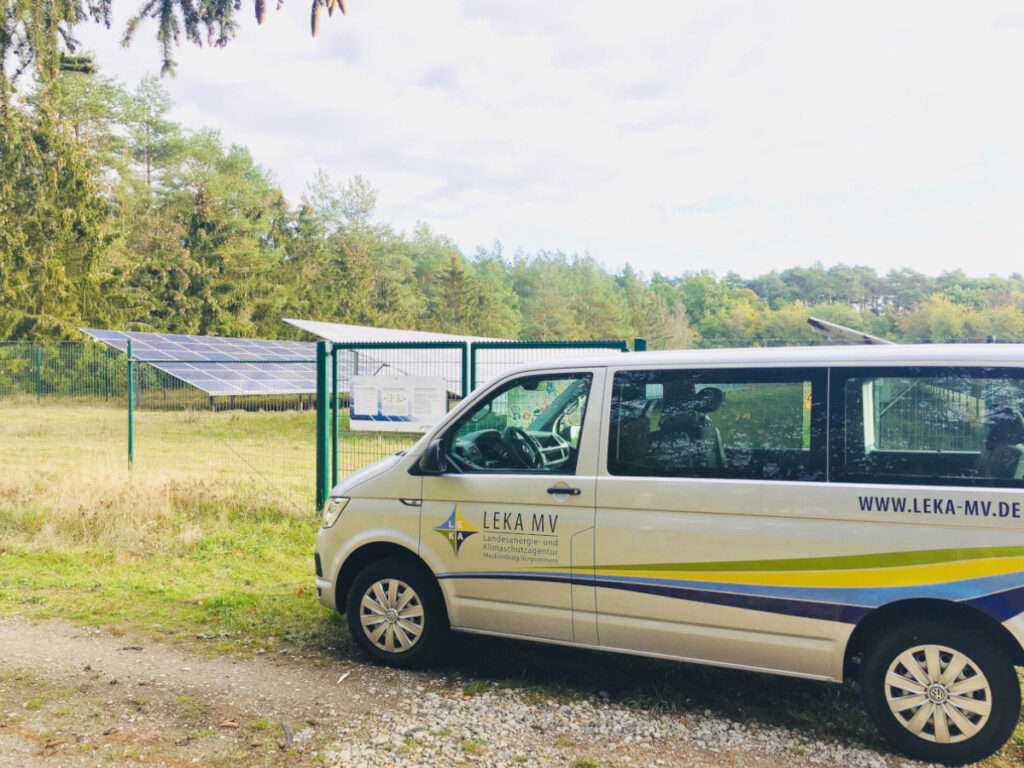 Das LEKA MV Infomobil vor dem Solarpark / Photovoltaik-Freiflächenanlage in Wöbbelin bei Schwerin, Bild: Carla Weisse, LEKA-MV 2021