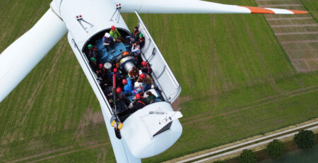 Teilnehmende in der Gondel der Windanlage