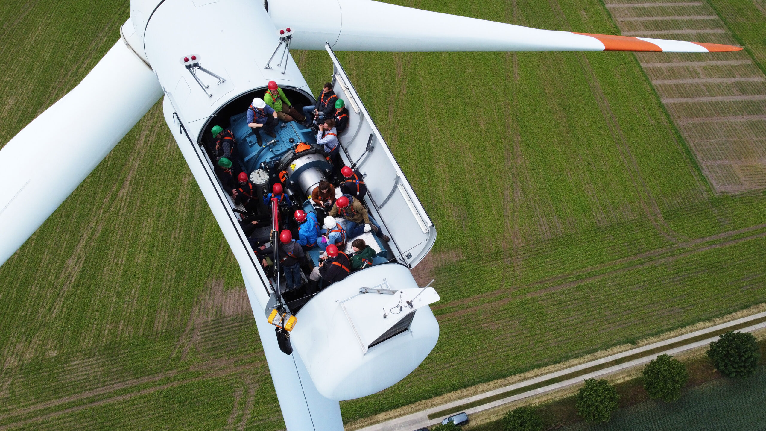 Teilnehmende in der Gondel der Windanlage
