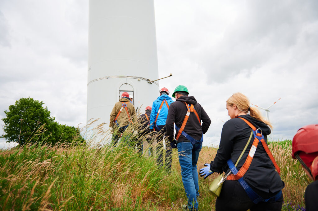 Aufstieg in den Turm der Windenergieanlage