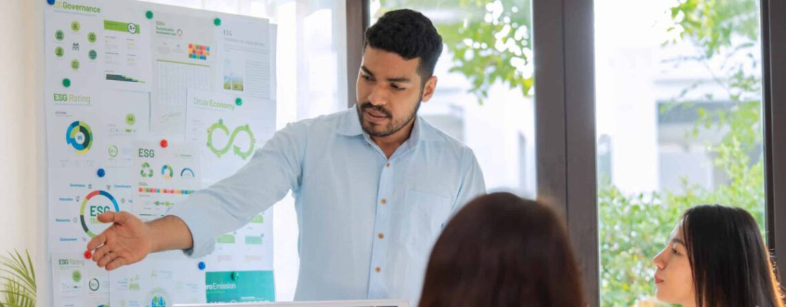 Team präsenetiert Solarzellen im Büro. Foto: Adobe Stock, weedezign