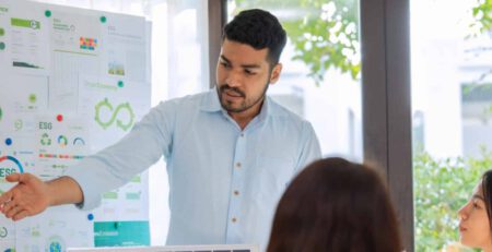 Team präsenetiert Solarzellen im Büro. Foto: Adobe Stock, weedezign