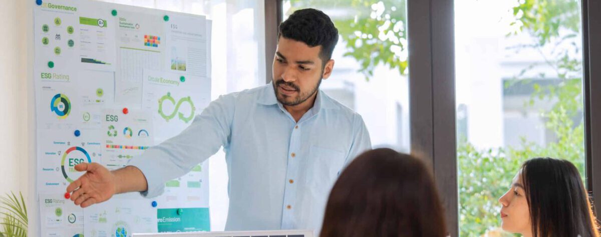 Team präsenetiert Solarzellen im Büro. Foto: Adobe Stock, weedezign
