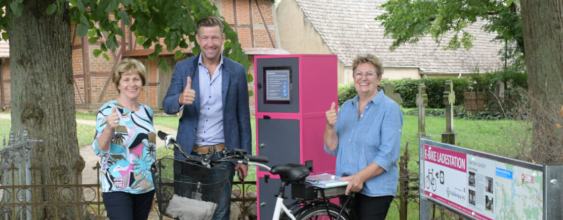 Pinke Ladesäule für E-Bikes in Matzlow