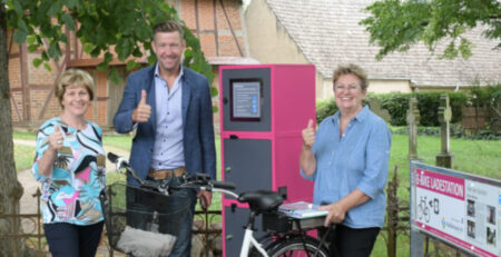 Pinke Ladesäule für E-Bikes in Matzlow