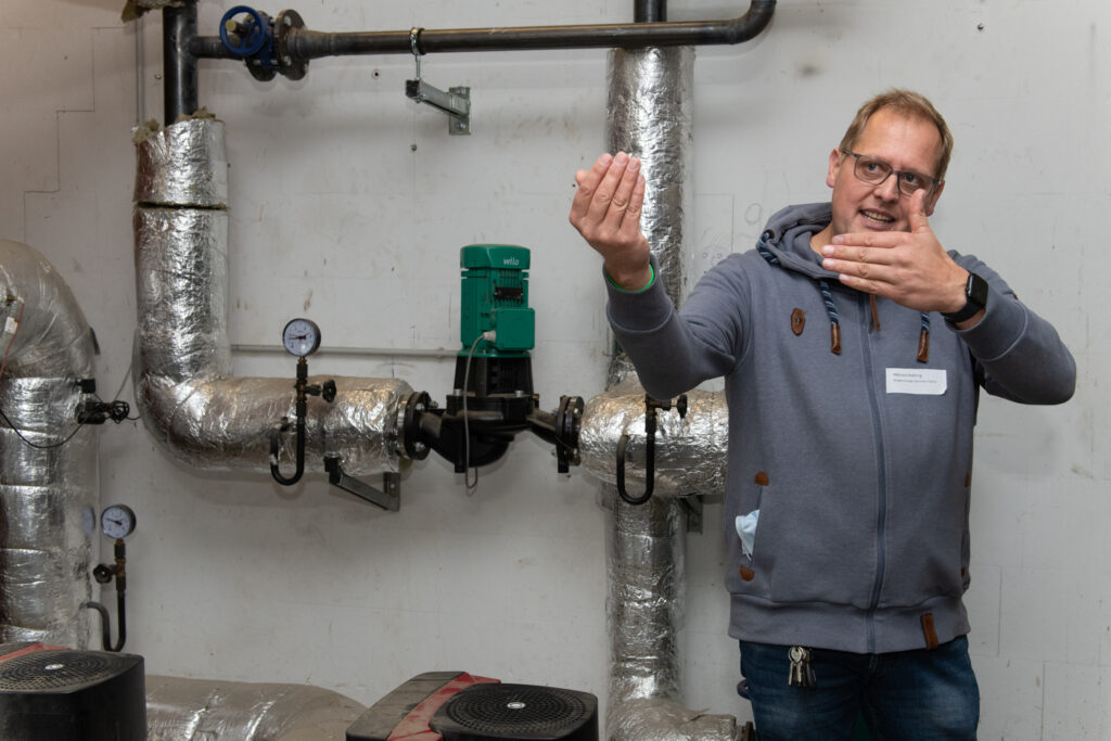 Führung durch den Heizraum und die technische Anlage