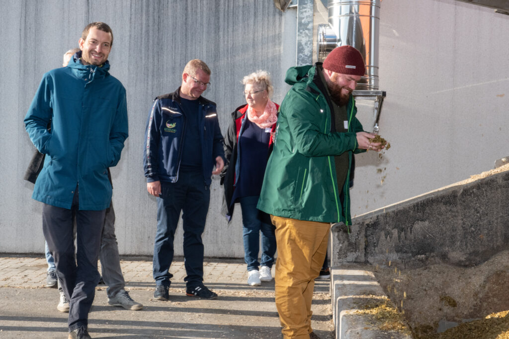 Teilnehmer halten Rohstoffe in den Händen