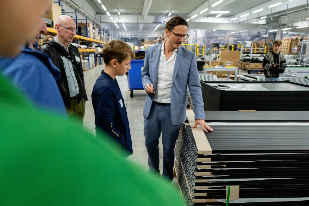 Solarmodule können von den Teilnehmenden angefasst werden