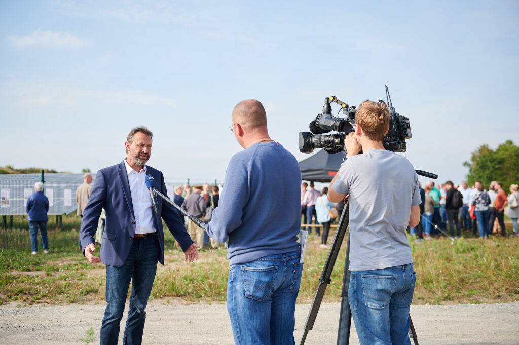 Ein Fernsehteam interviewt den Bürgermeister