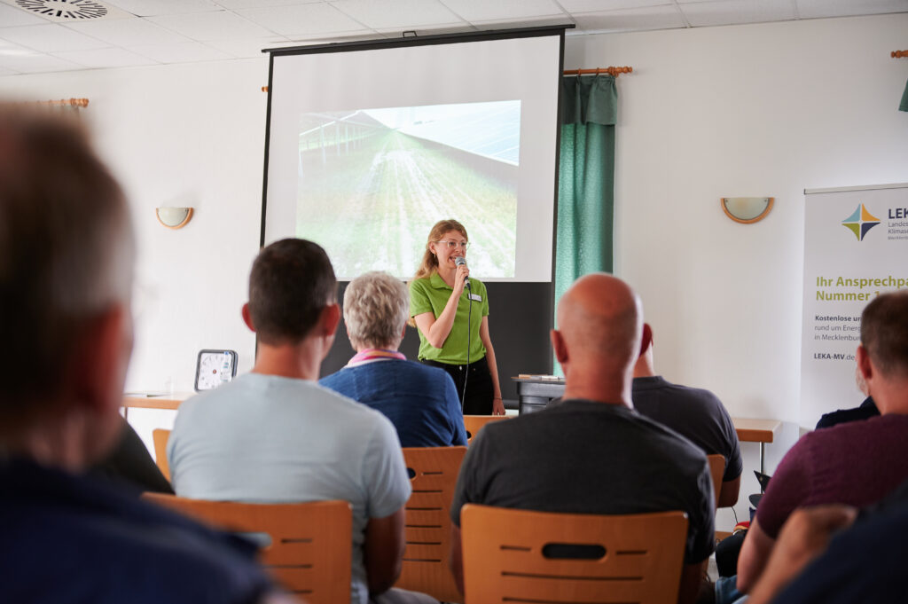 Referentin Carla Fee Weisse hält einen Vortrag