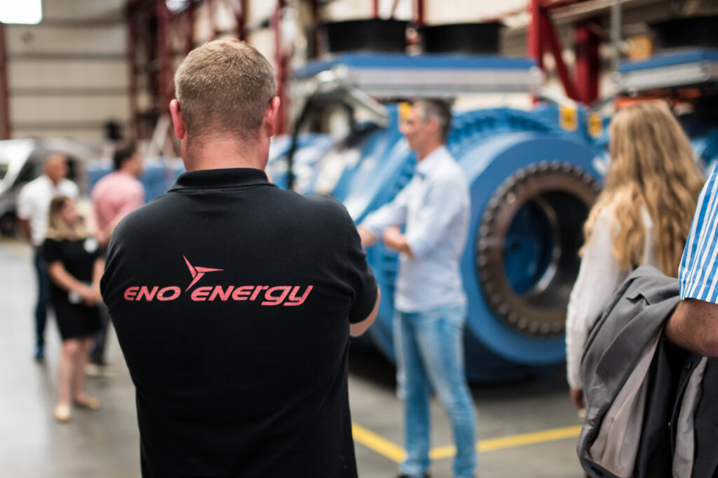 Zwei Angestellte von eno energy in der Produktionshalle