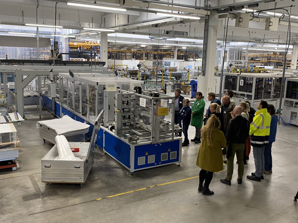 Teilnehmende in der Fertigungshalle von CS Wismar