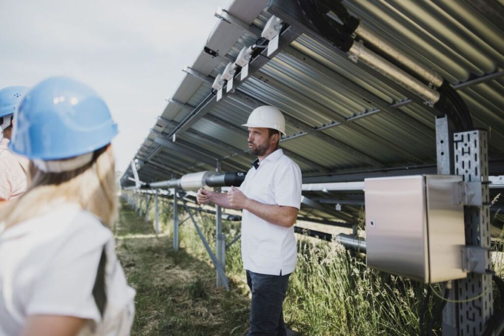 Kommunalvertreter*innen lassen sich die Funktionsweise der großflächigen Solarthermieanlage erläutern © LEKA MV, Till Werner Fotografie