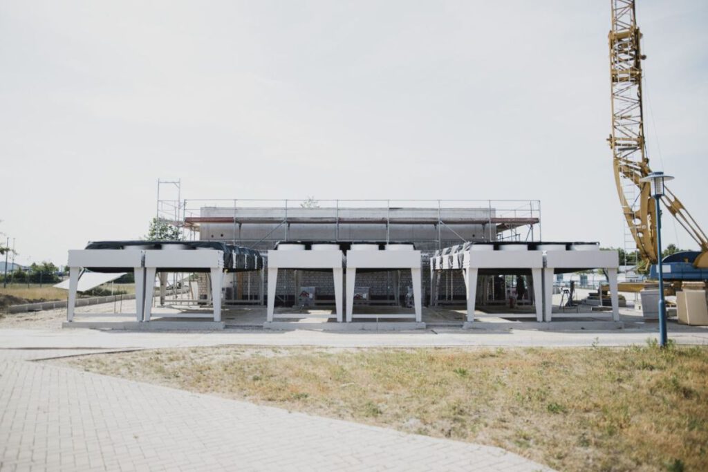 Außenansicht der aufgestellten Großwärmepumpen