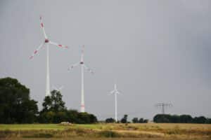 Windkraftanlagen bei Gewitter