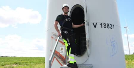 Techniker bei der Überprüfung einer Windenergieanlage