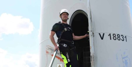 Techniker bei der Überprüfung einer Windenergieanlage