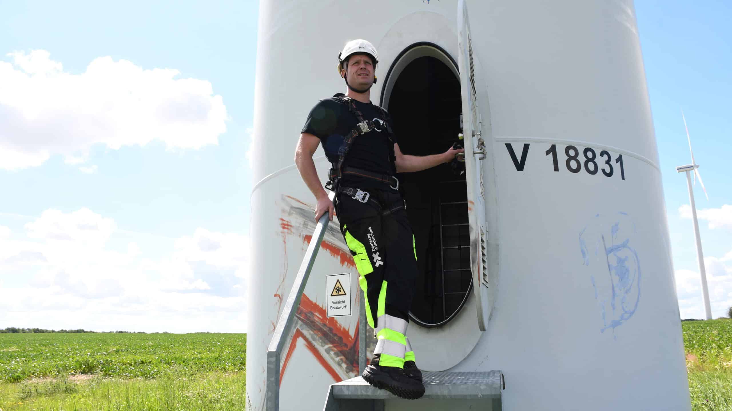 Techniker bei der Überprüfung einer Windenergieanlage