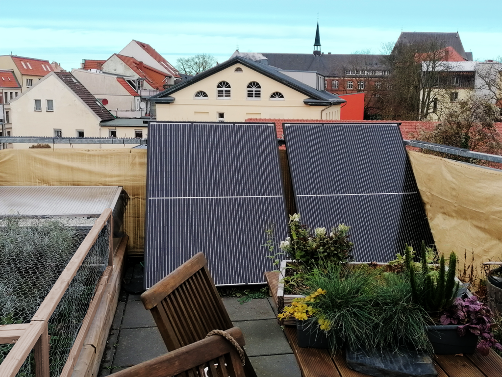 Solarenergie daheim: Solaranlage auf einem Balkon