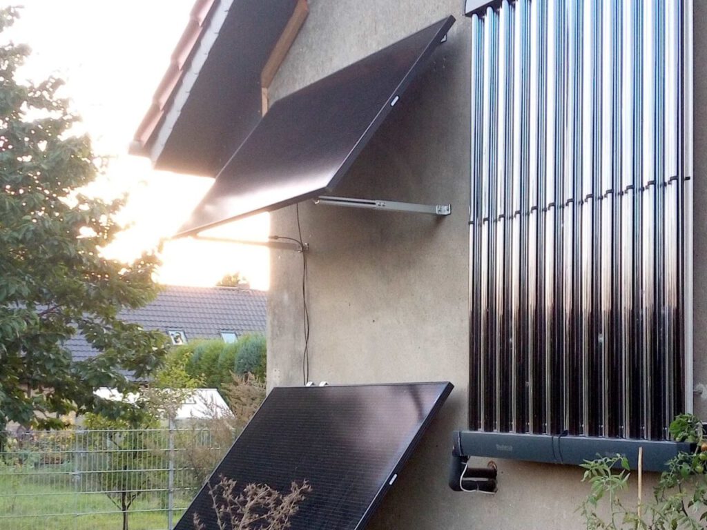 Solarmodule am Wohnhaus neben einer Solarthermieanlage