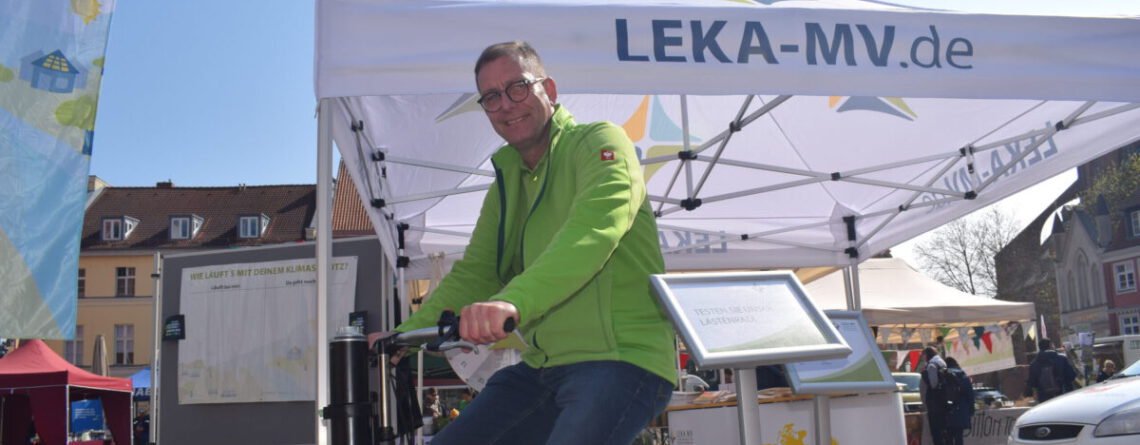 Gunnar Wobig auf dem Lastenrad LEKA MV_Tag der erneuerbaren Energien MV_Stralsund 2023_Foto Gudrun Stark (16)