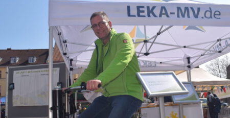Gunnar Wobig auf dem Lastenrad LEKA MV_Tag der erneuerbaren Energien MV_Stralsund 2023_Foto Gudrun Stark (16)