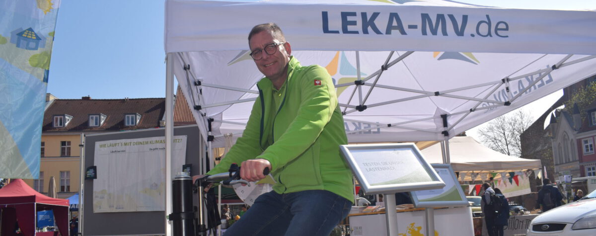 Gunnar Wobig auf dem Lastenrad LEKA MV_Tag der erneuerbaren Energien MV_Stralsund 2023_Foto Gudrun Stark (16)