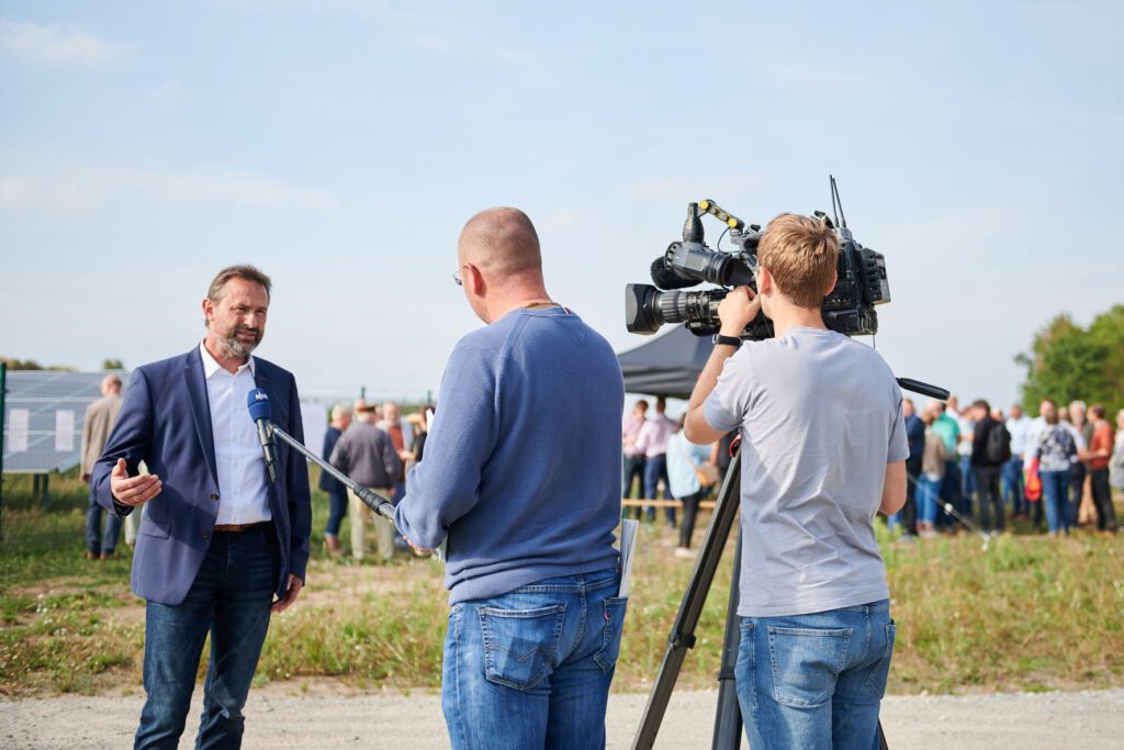 Foto: Marko Schilling berichtet dem NDR Fernsehen von der unternehmerischen Beteiligung | Foto: Celien Graubaum