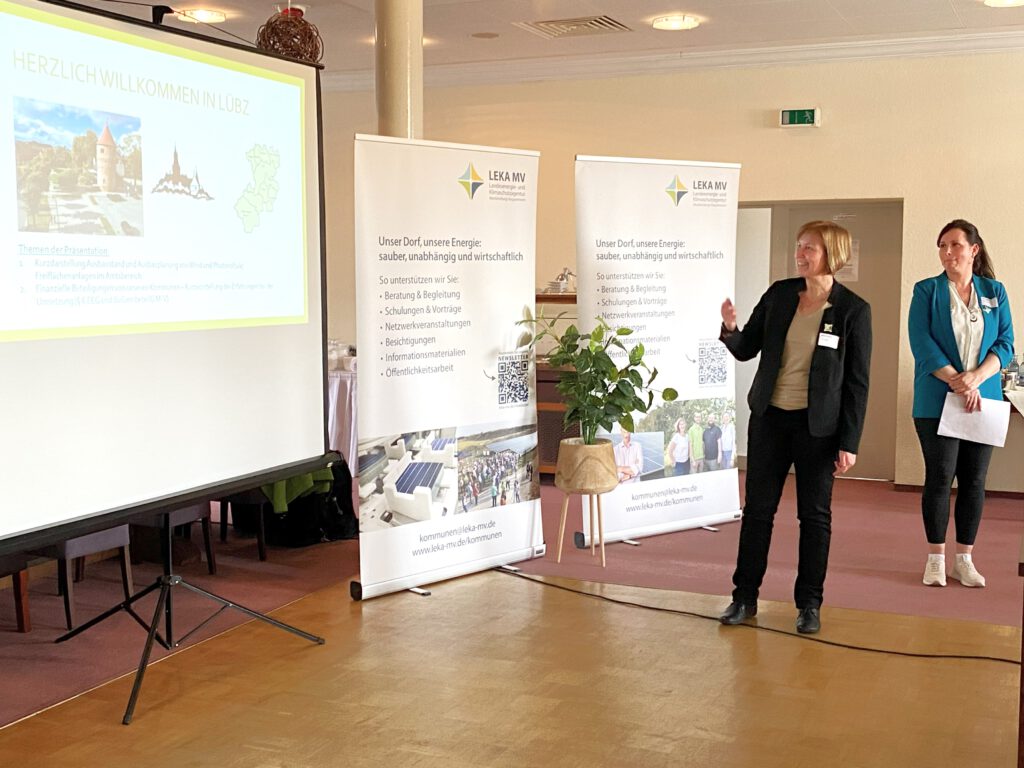 Astrid Becker (Bürgermeisterin Lübz) und Jana Guse  (Beteiligungsmanagerin Amt Eldenburg-Lübz) stellen Arbeit vor