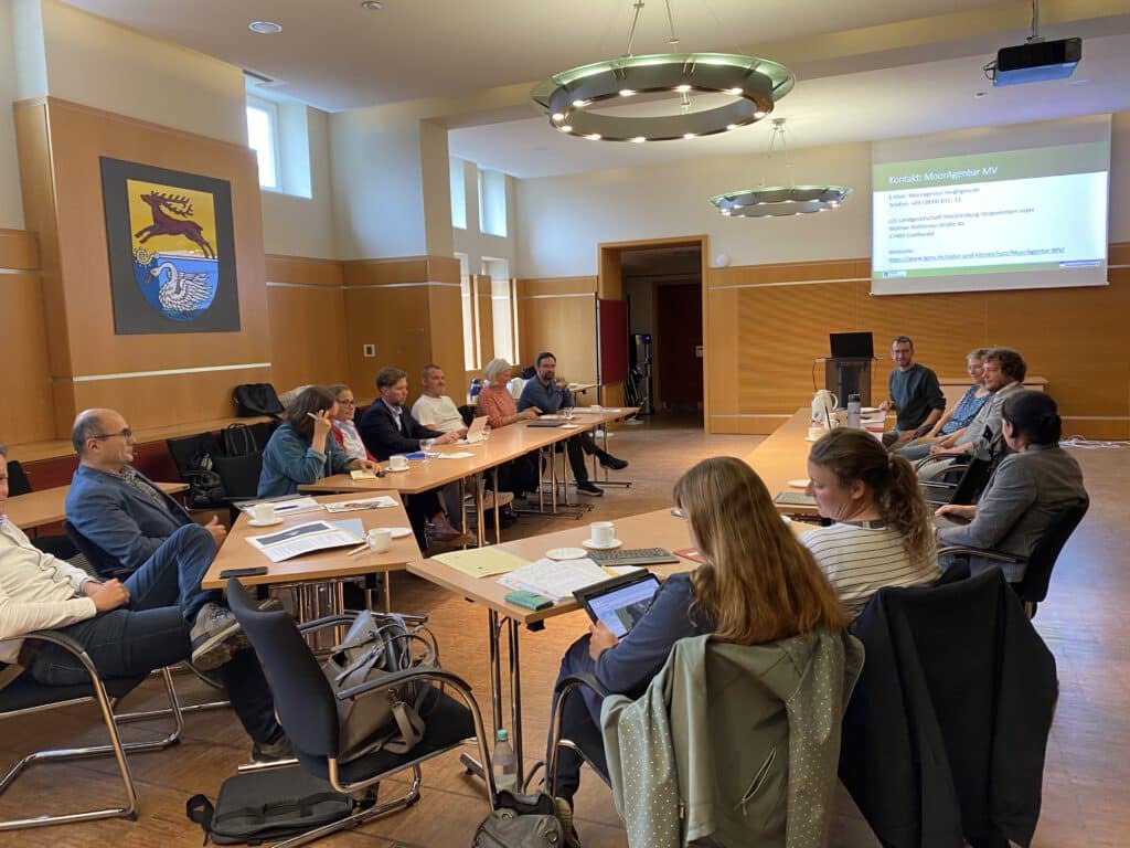 Teilnehmer des Klimaschutzmanagernetzwerktreffens im Sitzungssaal in Bad Doberan