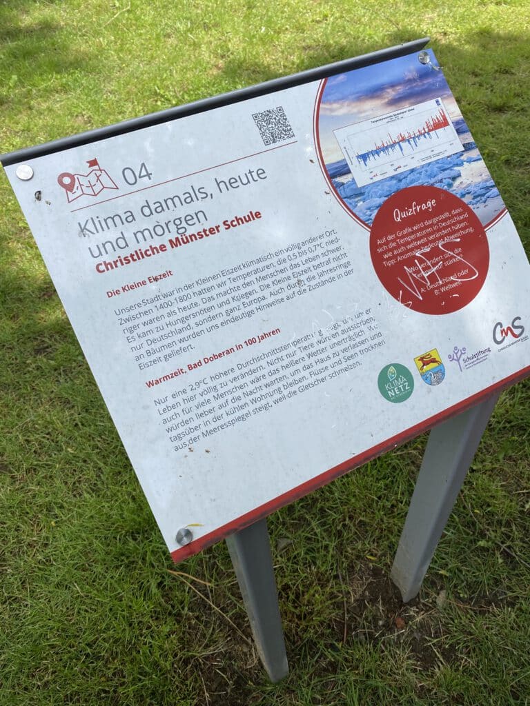 Lehrtafel des Klimalehrpfades in Bad Doberan