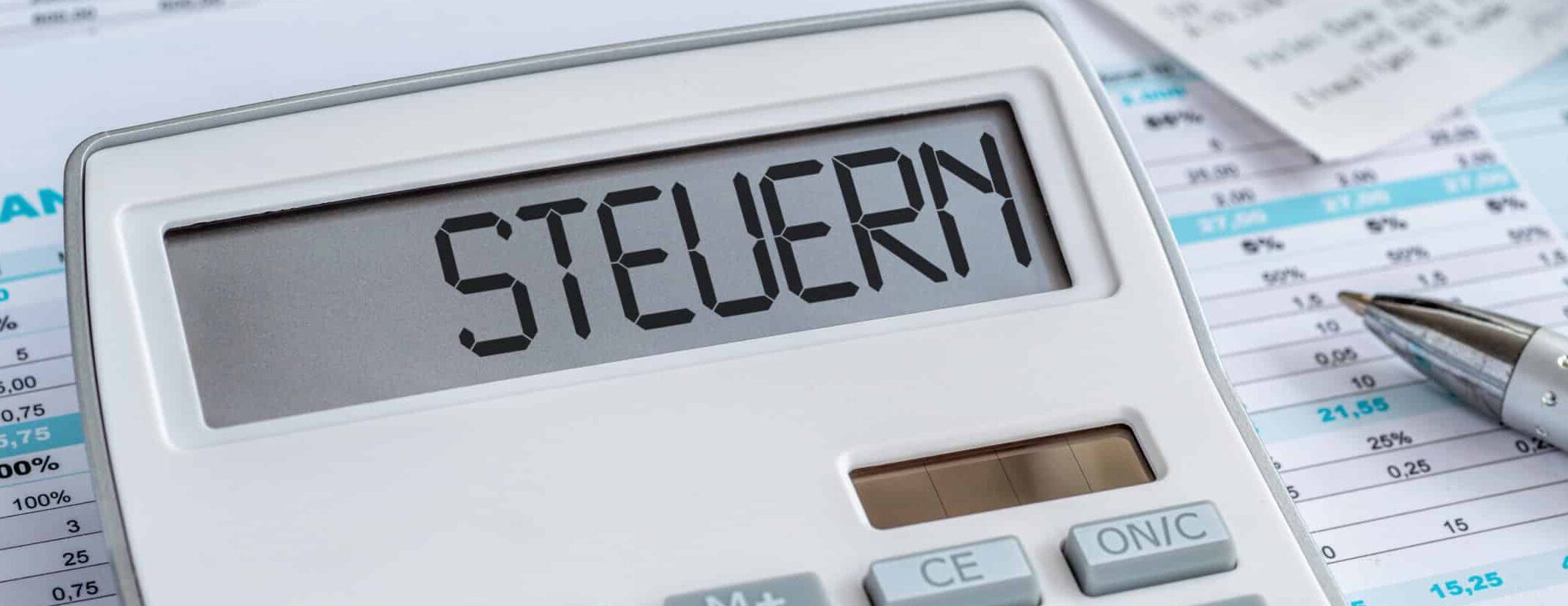 Taschenrechner mit Dokumenten - Steuern