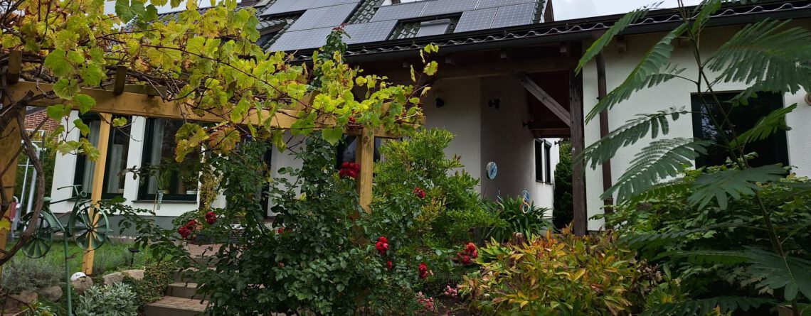 Außenansicht mit PV-Anlage