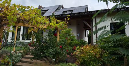 Außenansicht mit PV-Anlage