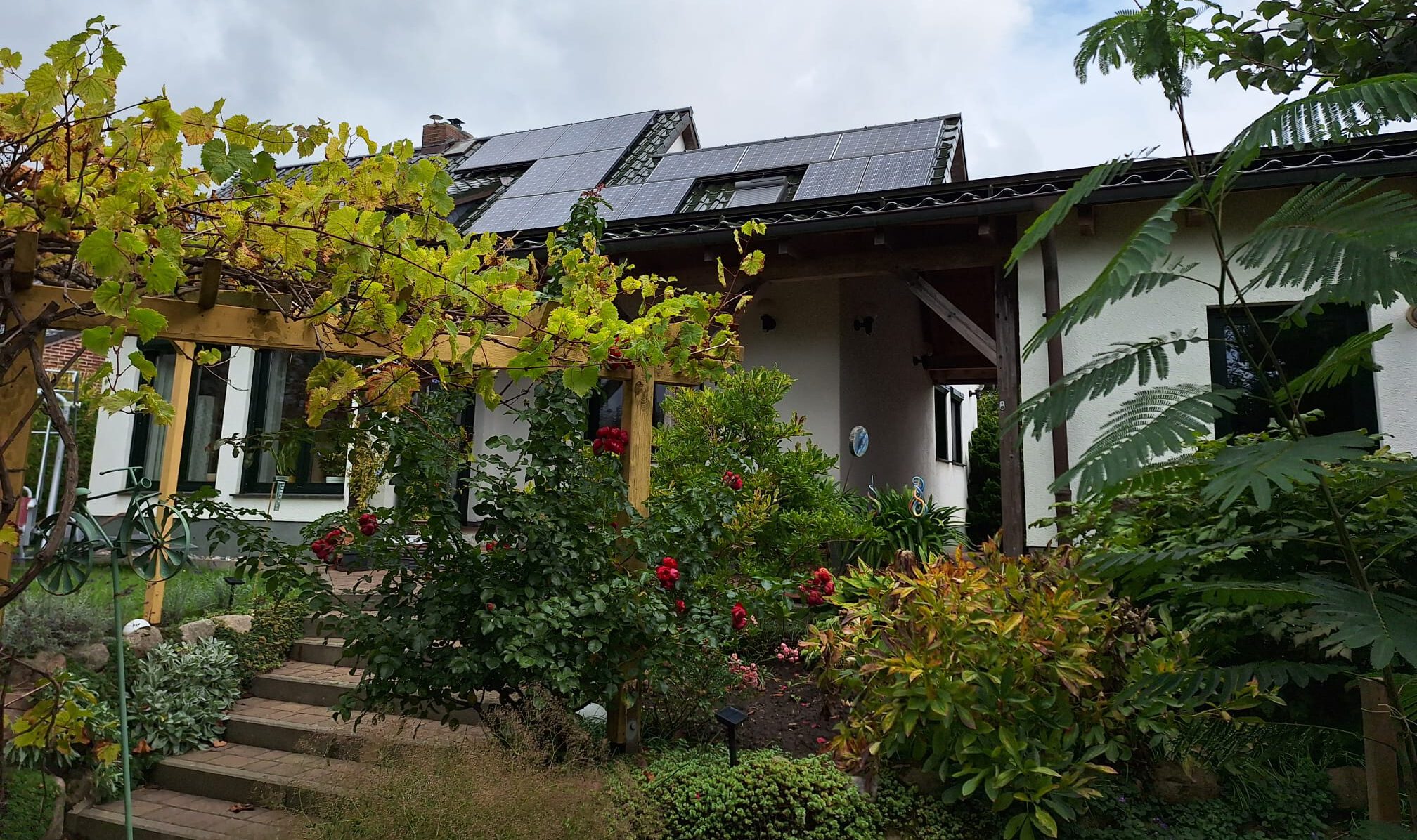 Außenansicht mit PV-Anlage