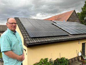 Nils Bandelin vor seinem Haus mit PV-Anlage 