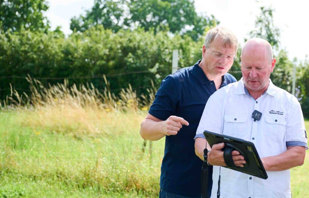 Stefan W. Kauling assistiert Bürgermeister Mirko Ehmke beim Ausprobieren der Augmented Reality Technologie