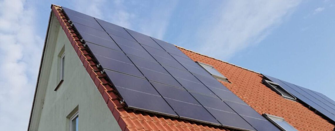 PV Moduke auf Doppelhaushälfte – energetische Sanierung Bestandsimmobilien