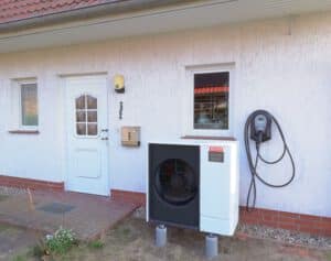 Mit Wärmepumpe und Wallbox zum Laden des E-Autos wird auch eine Baestandsimmobilie zu einem klimafreundlichen Zuhause