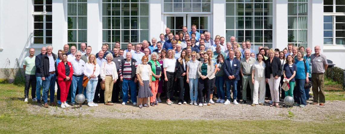 Gruppenbild mit 90 Kommunalvertreter*innen beim ersten landesweiten Kommunalnetzwerk MV auf Schloss Vietgest (© Celien Graubaum)