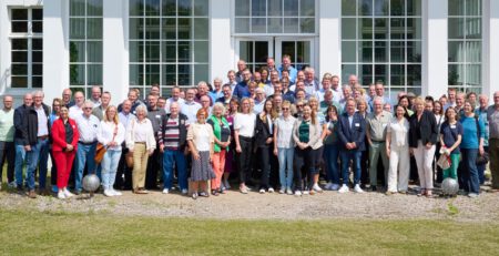 Gruppenbild mit 90 Kommunalvertreter*innen beim ersten landesweiten Kommunalnetzwerk MV auf Schloss Vietgest (© Celien Graubaum)