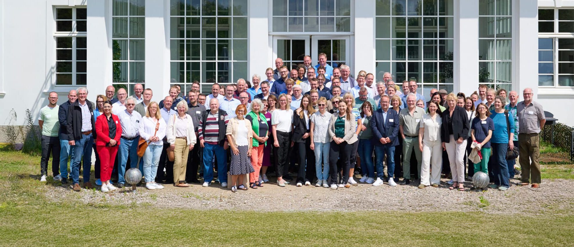 Gruppenbild mit 90 Kommunalvertreter*innen beim ersten landesweiten Kommunalnetzwerk MV auf Schloss Vietgest (© Celien Graubaum)