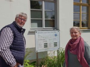 Ralf Stüber und Mandy Landmann vor der Schule
